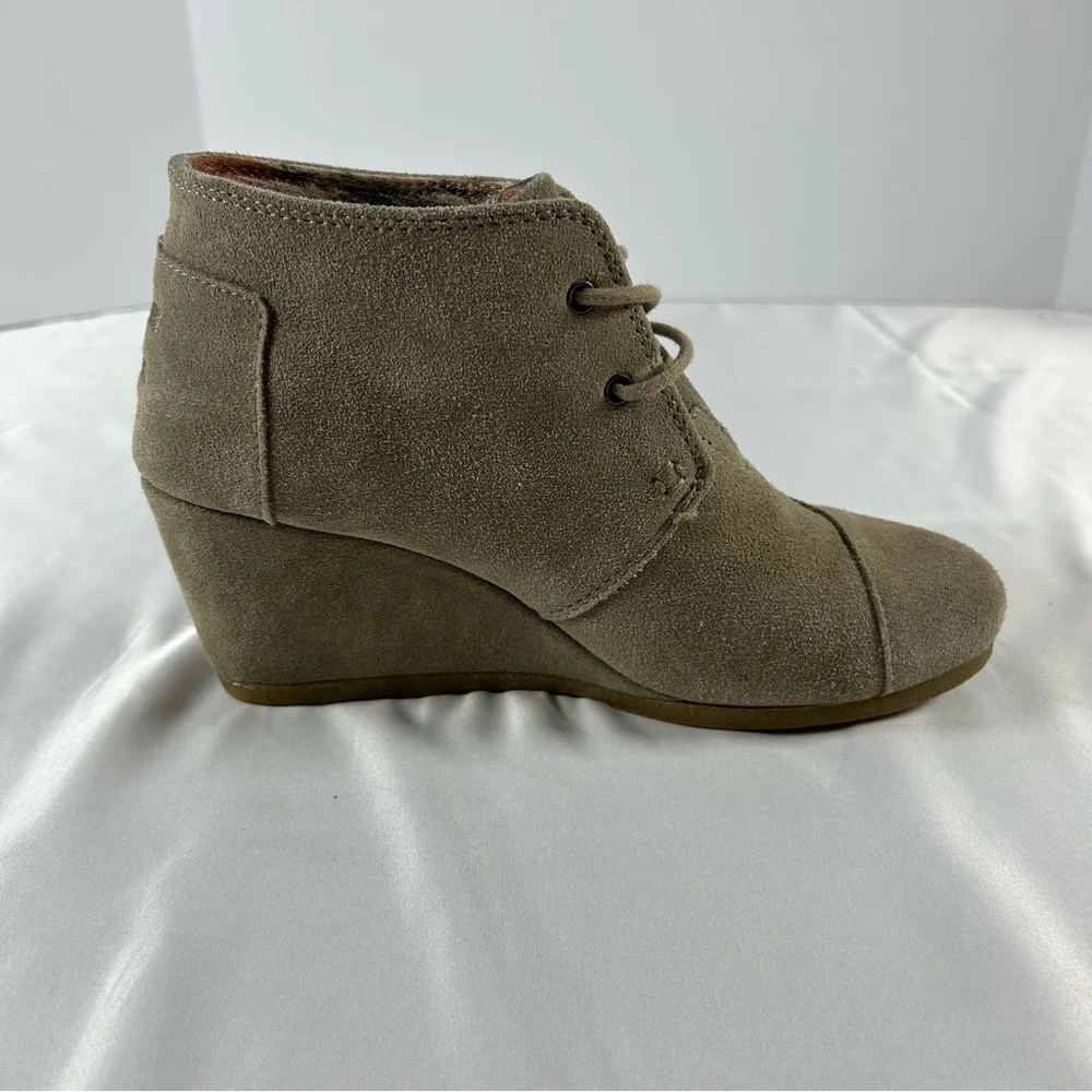 TOMS Women’s Suede LaceUp Wedge Ankle Bootie Comfortable, Size 8‎